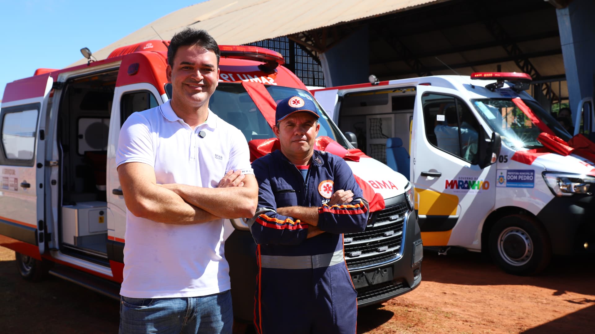 Foto de entrega de ambulâncias