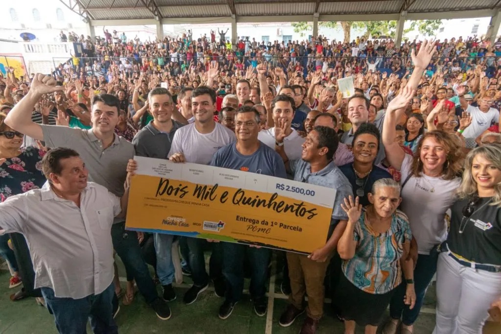 Foto de entrega do Cheque Minha Casa